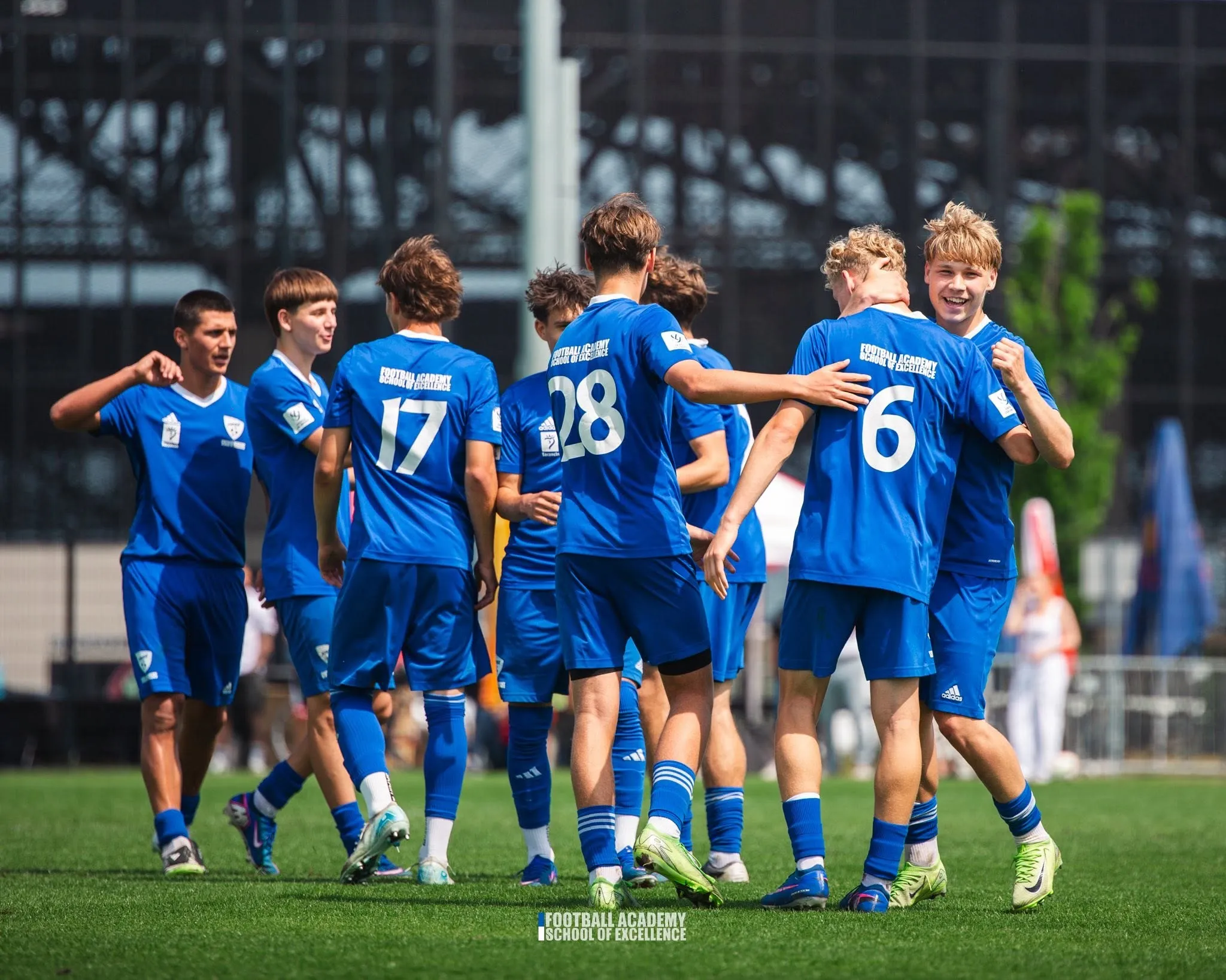 Zespół FASE cieszy się po zdobytej bramce