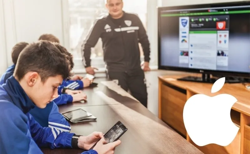 Uczniowie FASE pracują na tabletach podczas zajęć, nauczyciel prowadzi omówienie przy ekranie