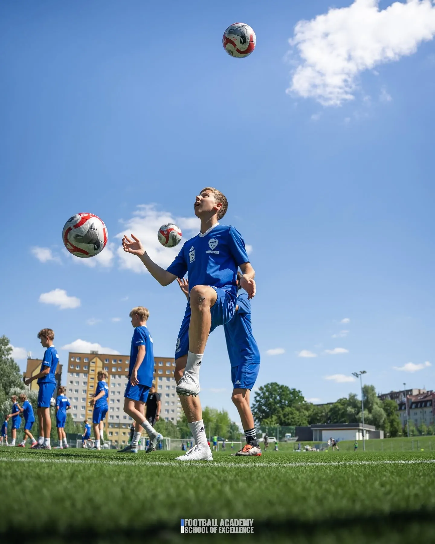 Zawodnik FASE uderza piłkę głową na treningu