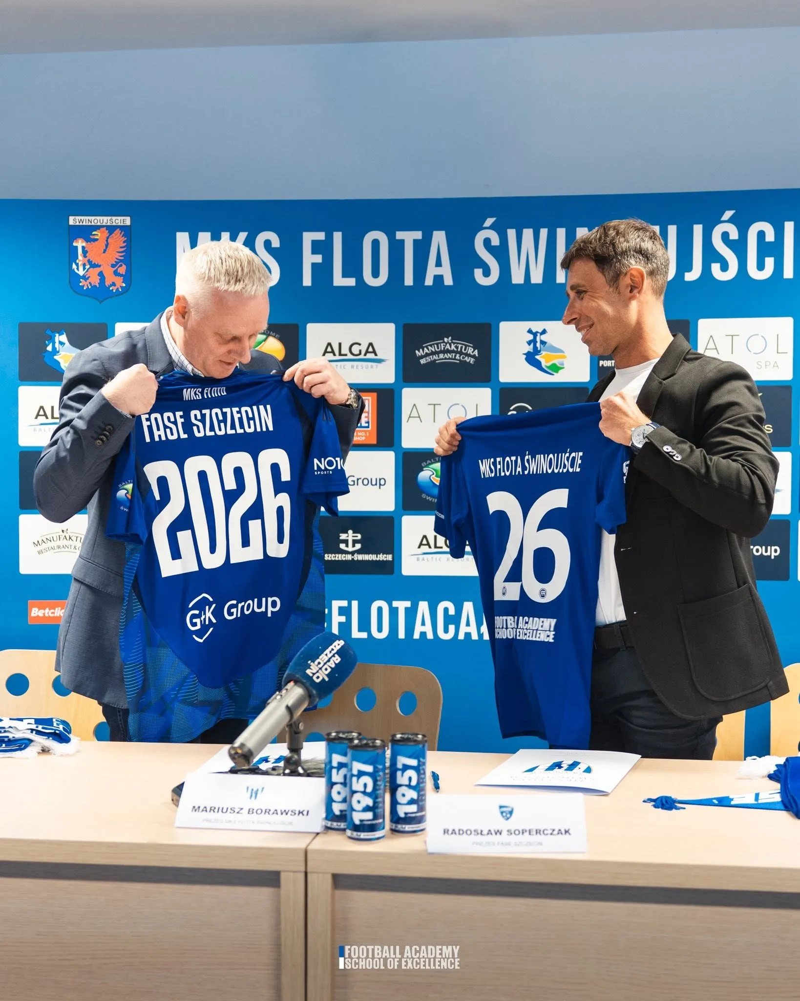 Prezentacja koszulek FASE Szczecin i MKS Flota Świnoujście podczas ogłoszenia współpracy