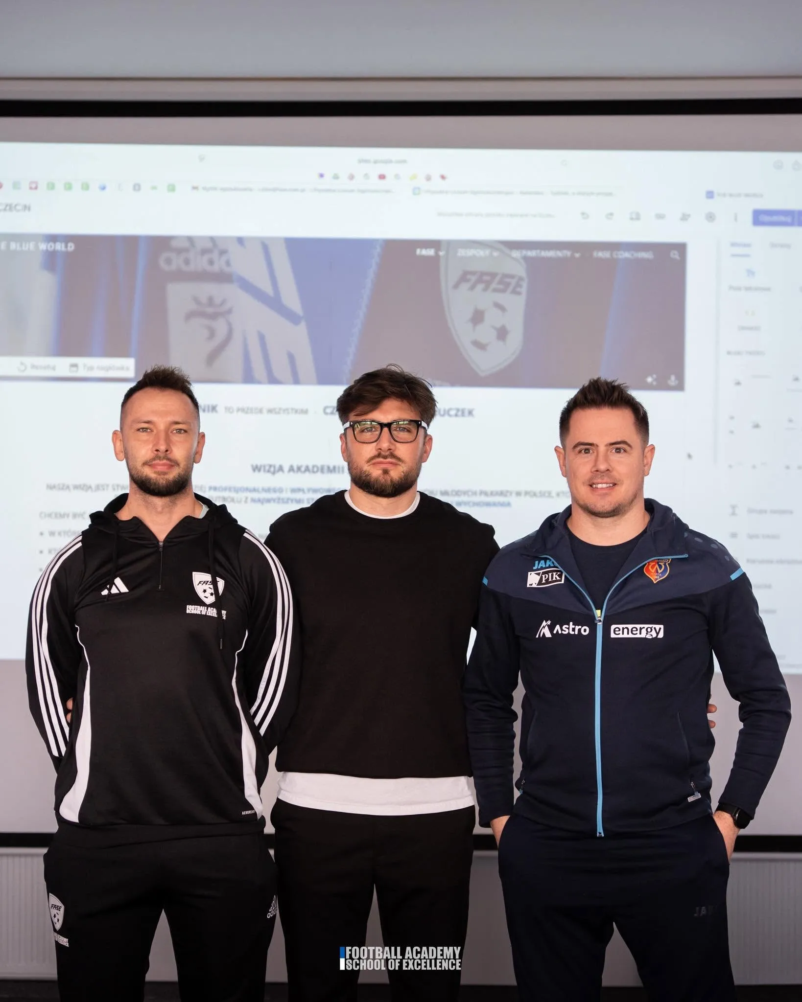 Trenerzy podczas spotkania sztabu przed ekranem z wizją akademii